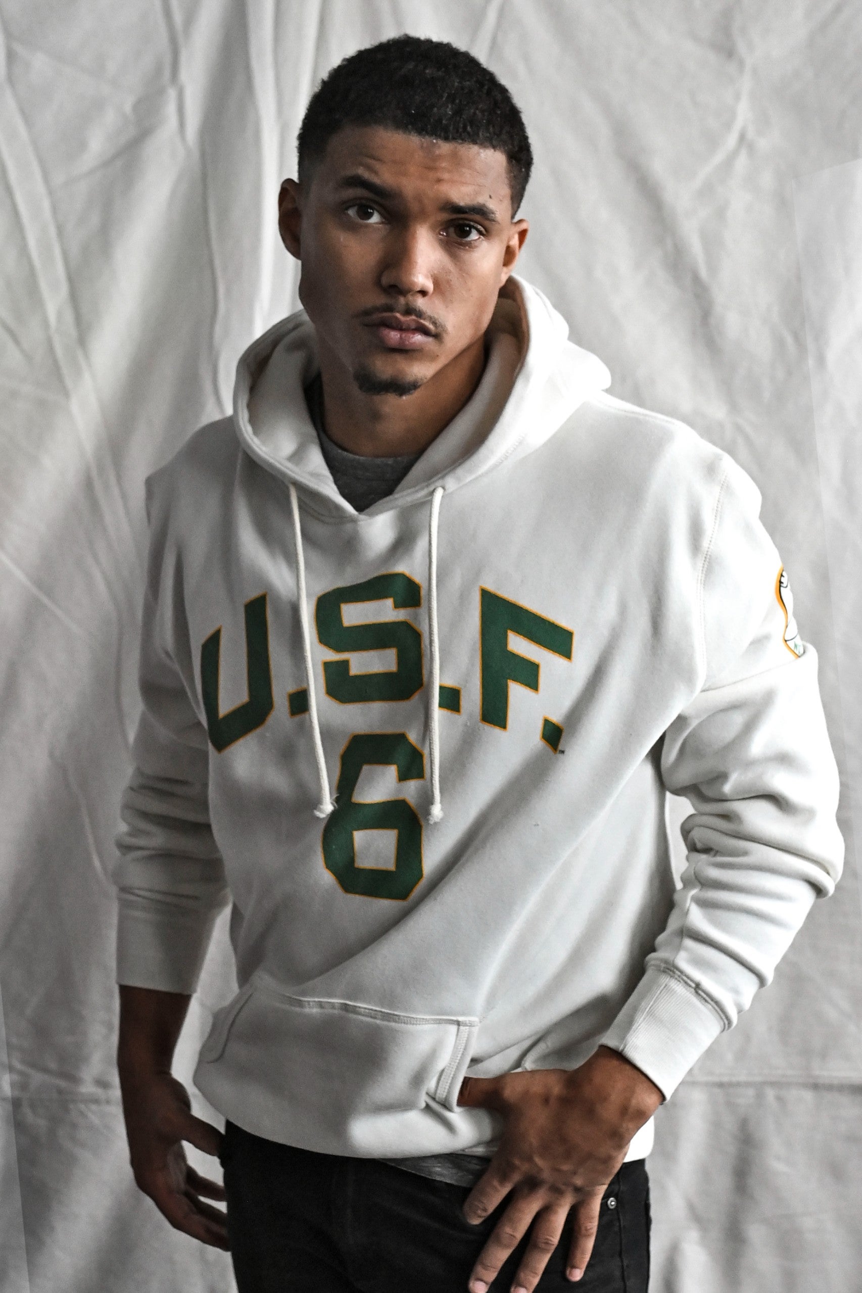 FILL THE BILL ホワイト スウェット USF x Bill Russell 6 White PO Hoodie | USF x Bill Russell